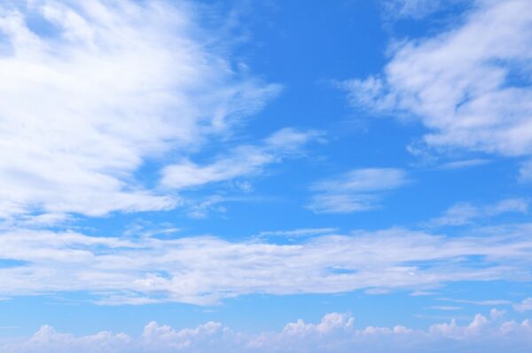 白い雲が浮かぶ青空